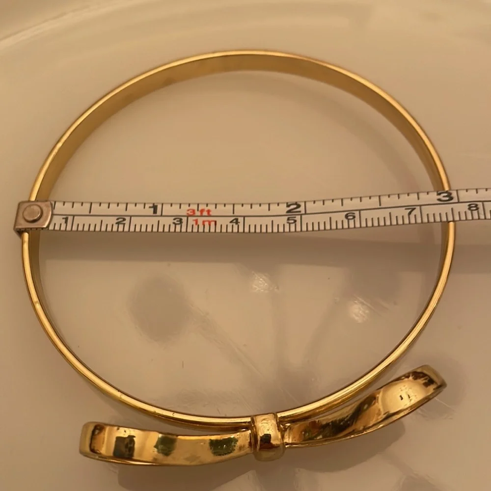 Bracelet. Gold Tone with a Pretty Gold Bow. In New Condition. - Picture 5 of 5